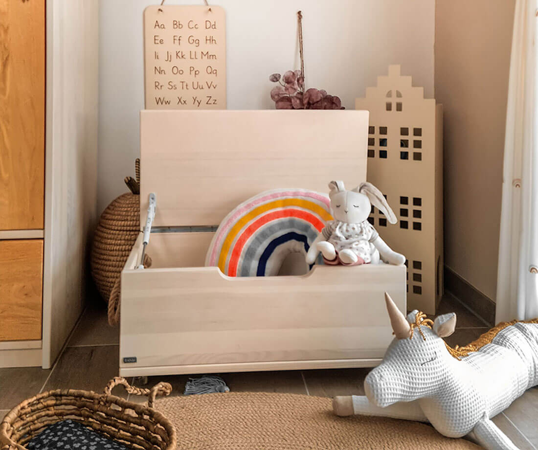 Truhen und Spielzeugkisten als Aufbewahrungssystem im Kinderzimmer bei  BioKinder